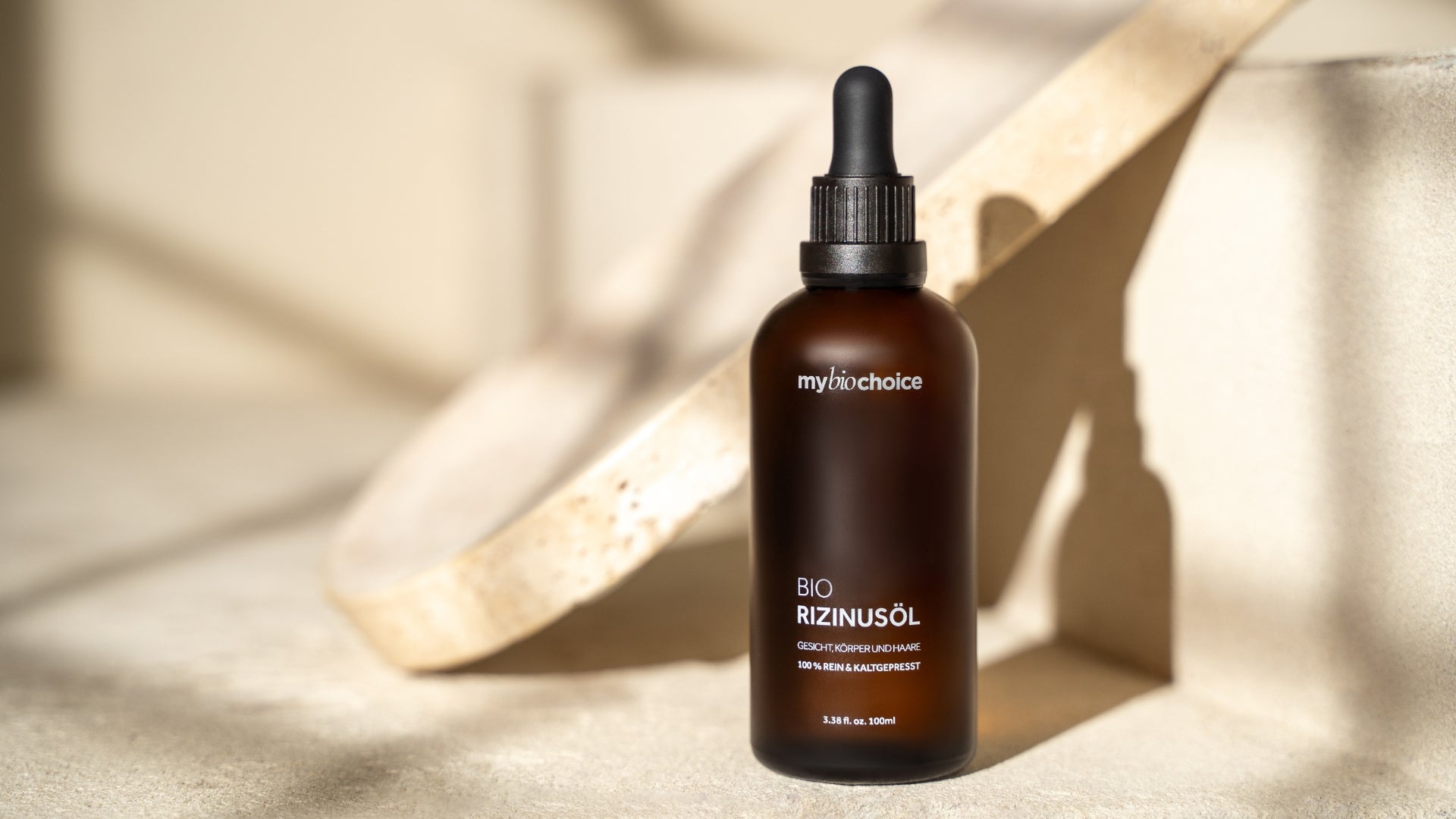 Flasche bio Rizinusöl von mybiochoice im Sonnenlicht auf hellem Untergrund – kaltgepresst und naturrein.