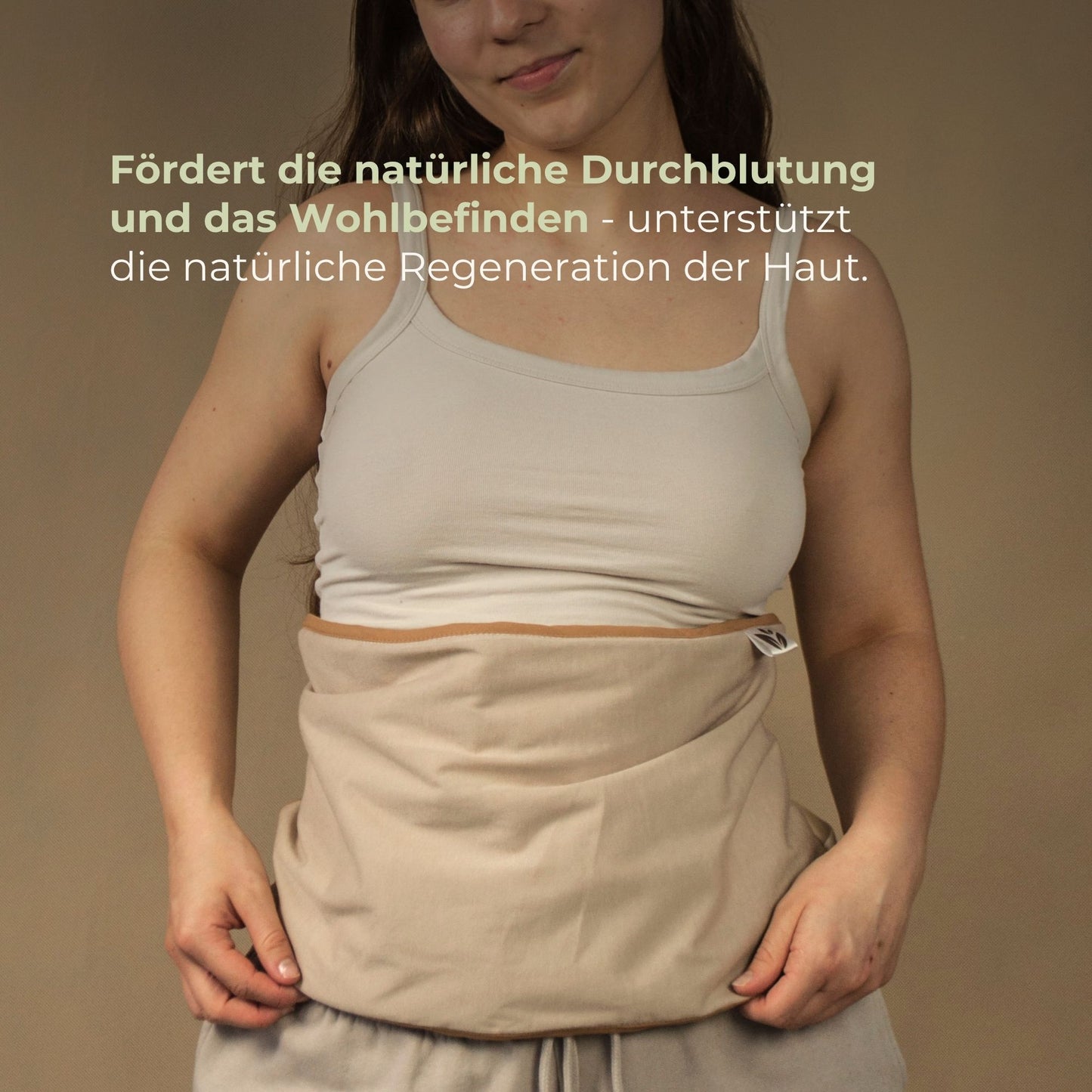 Anwendung des Rizinusöl-Wickels – fördert die natürliche Durchblutung und unterstützt das allgemeine Wohlbefinden.