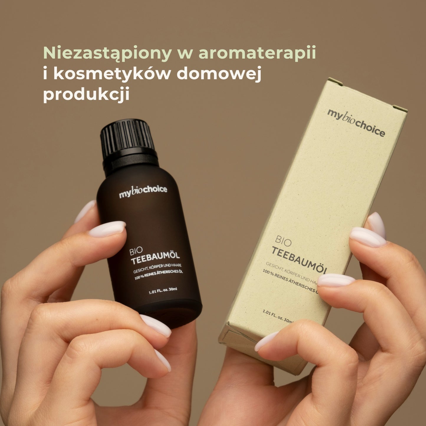 Kobieta trzyma olejek z drzewa herbacianego mybiochoice i jego opakowanie
