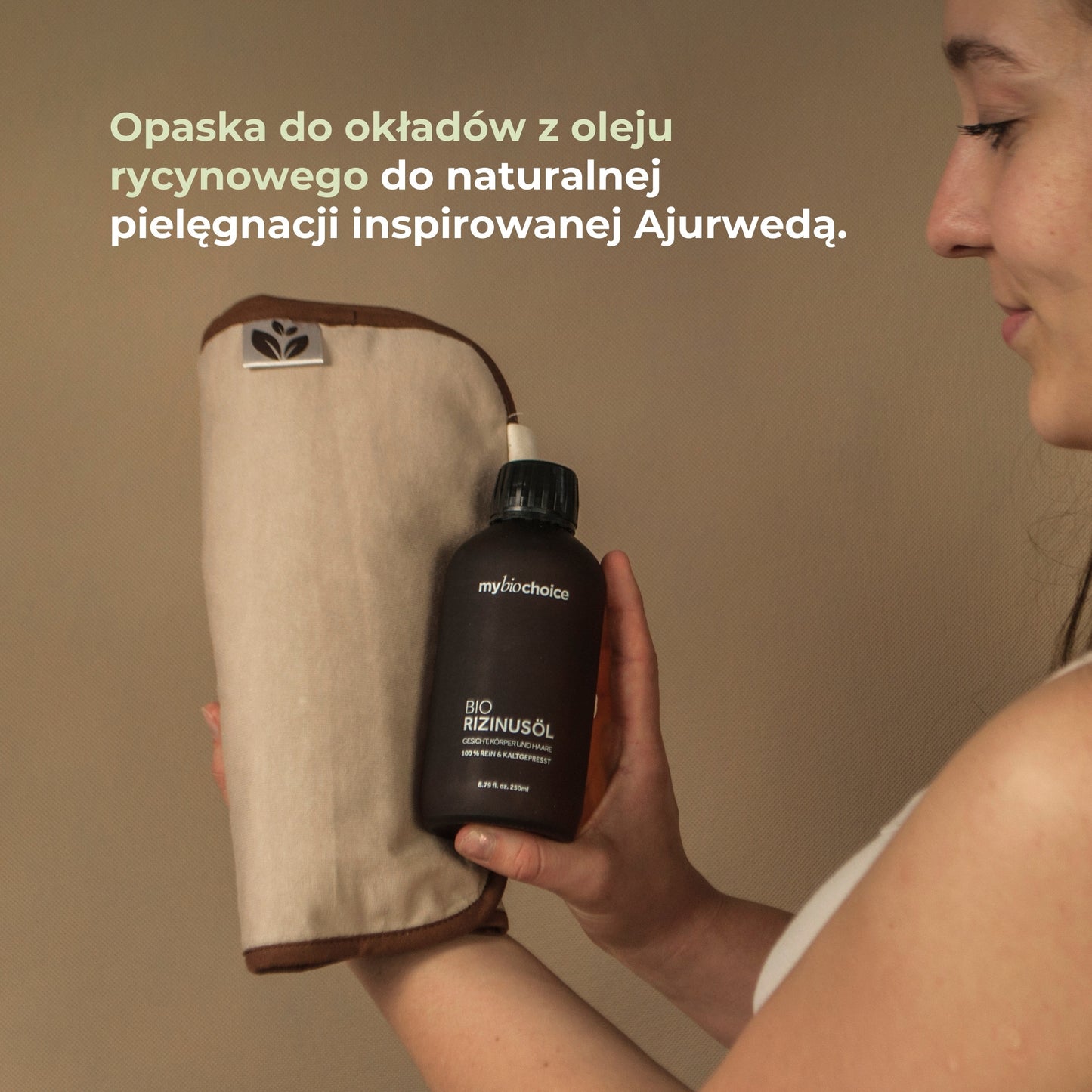 Kobieta trzyma opaskę do okładów z oleju rycynowego mybiochoice – naturalna pielęgnacja inspirowana Ajurwedą.