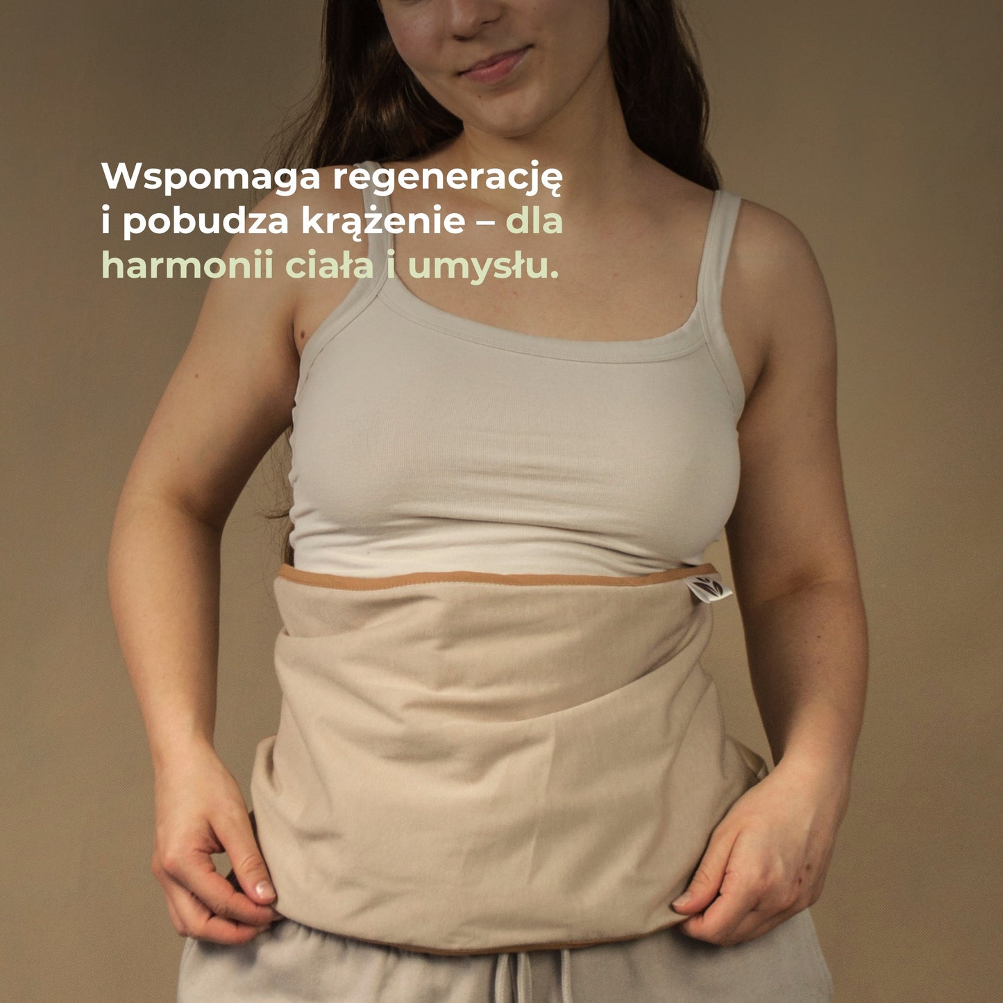 Kobieta z opaską z oleju rycynowego na brzuchu – wspomaga regenerację i pobudza krążenie.