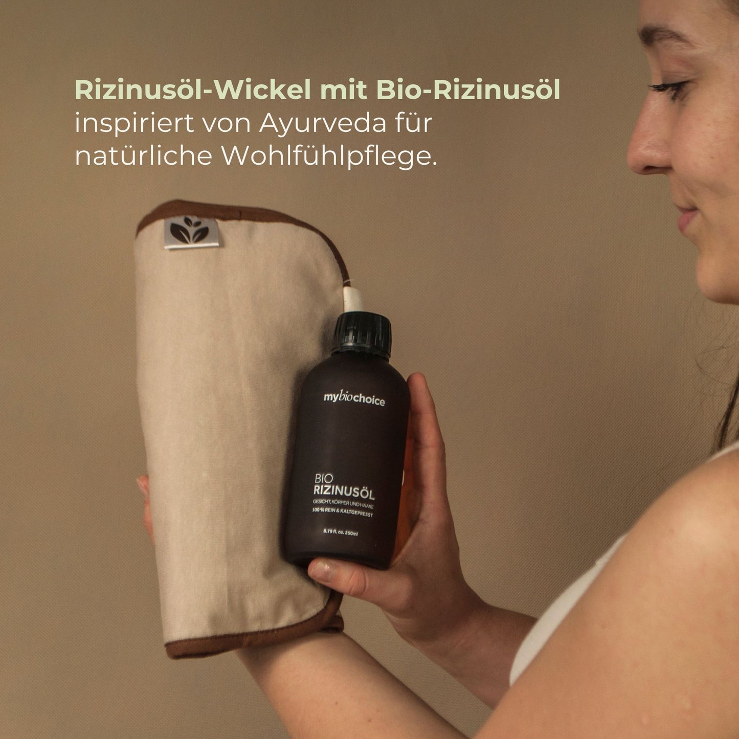 Eine Frau hält einen Bio-Rizinusöl-Wickel und eine Braunglasflasche – inspiriert von Ayurveda für ganzheitliches Wohlbefinden.