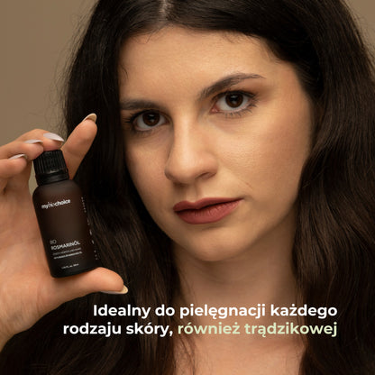 Kobieta trzymająca olejek rozmarynowy mybiochoice, idealny do cery problematycznej i trądzikowej.