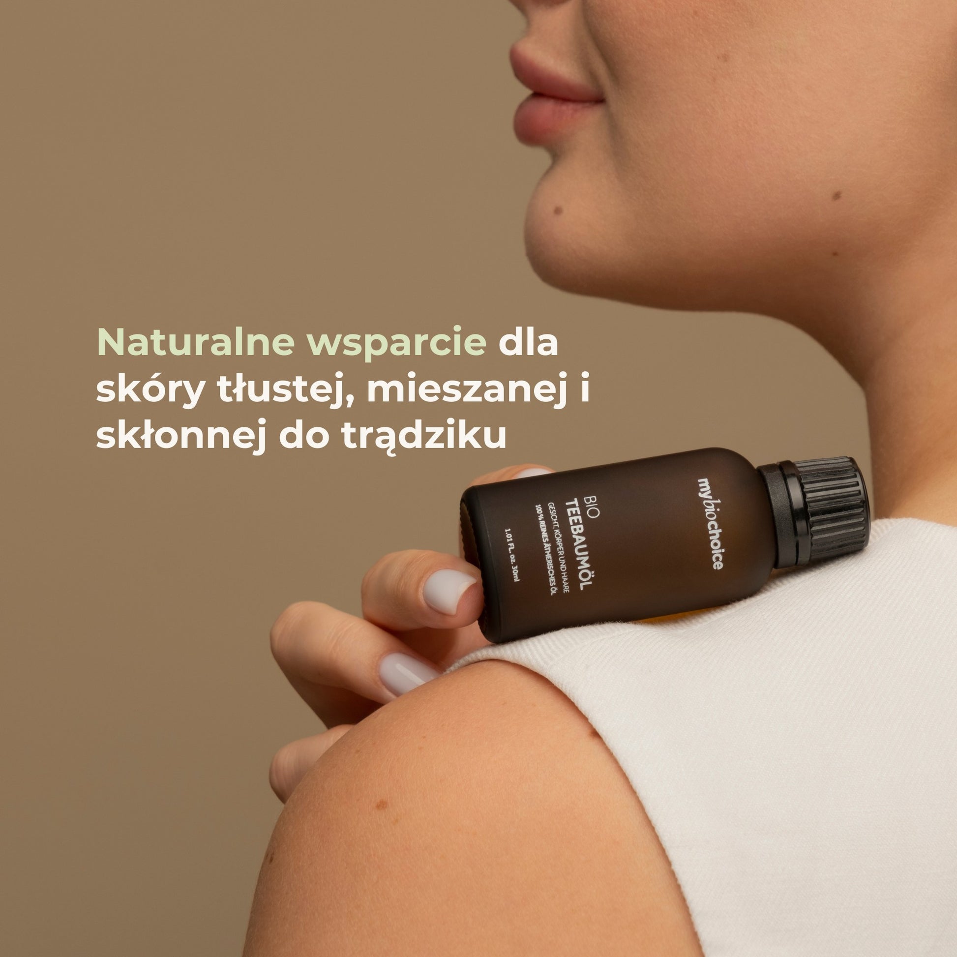 Kobieta z buteleczką olejku z drzewa herbacianego na ramieniu — naturalne wsparcie dla skóry tłustej i trądzikowej