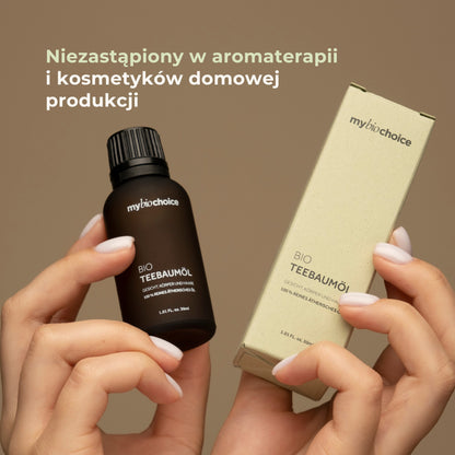 Kobieta trzyma olejek z drzewa herbacianego mybiochoice i jego opakowanie