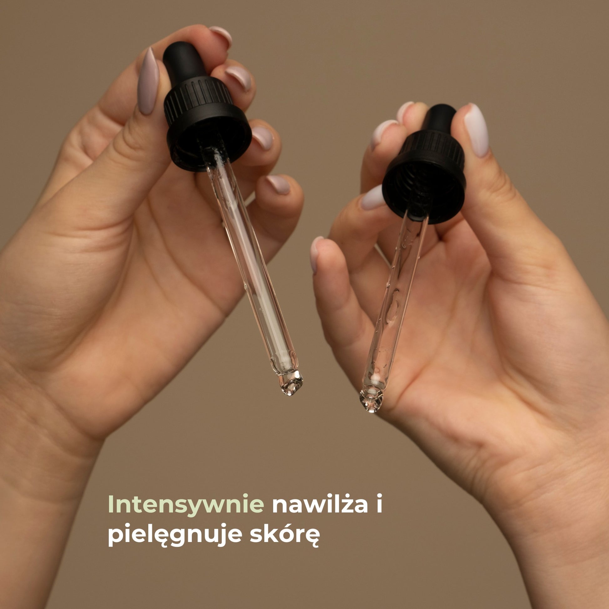 Dwie pipety z olejkiem jojoba w dłoniach na beżowym tle