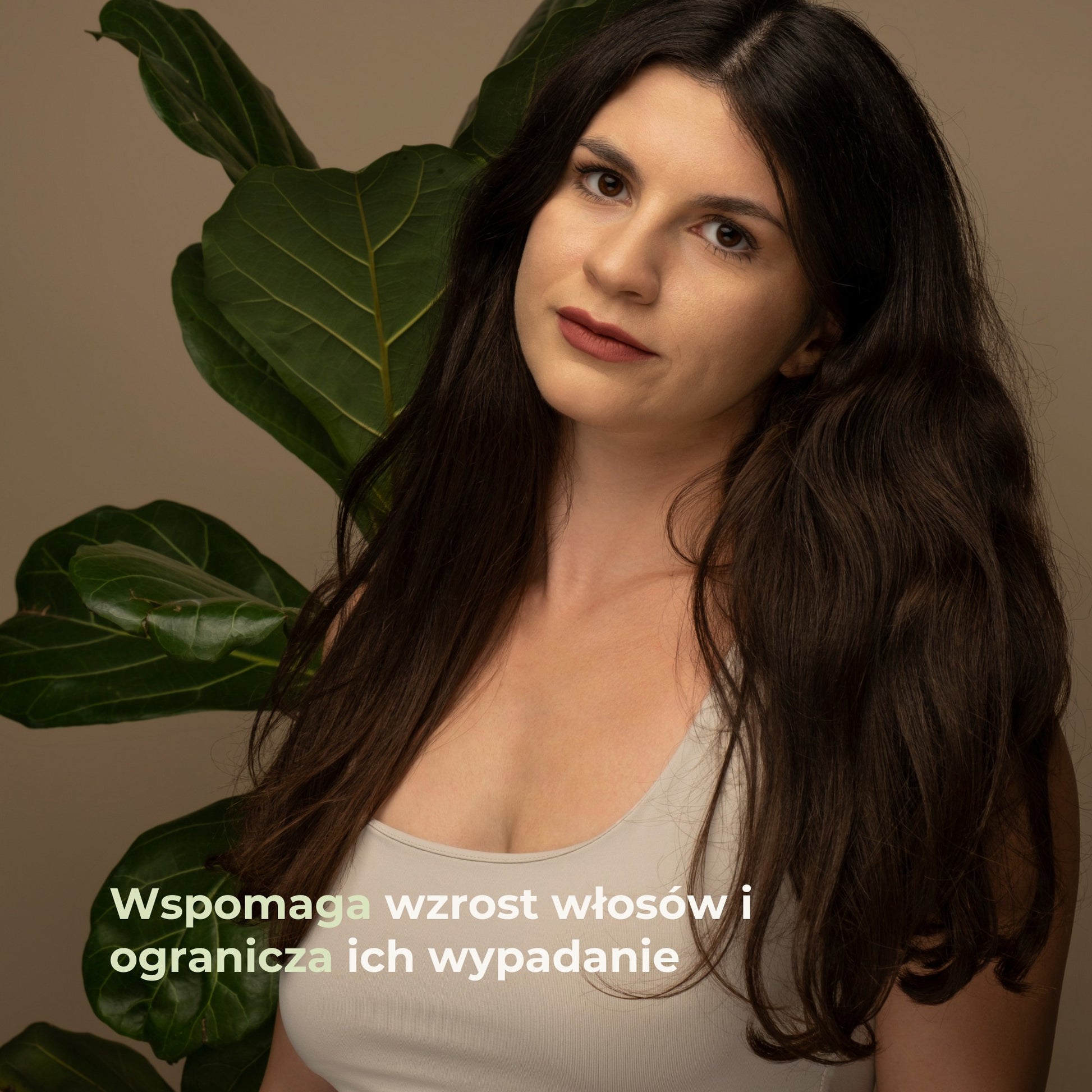 Kobieta z długimi włosami – efekt stosowania olejku rozmarynowego wspierającego wzrost włosów.