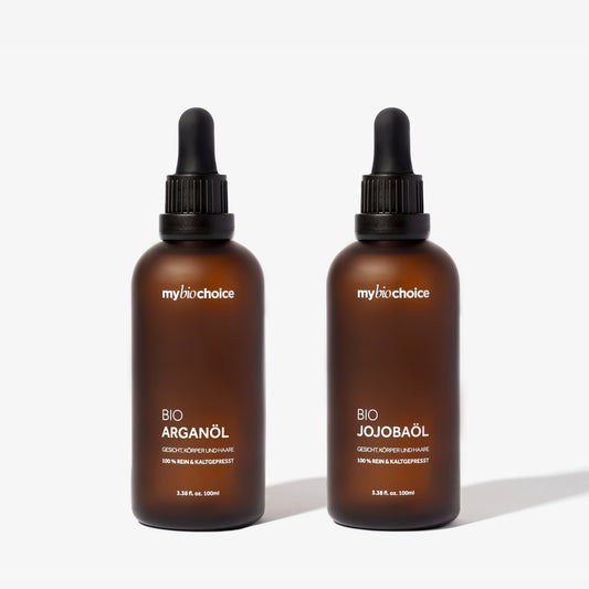 Zestaw bio olejków: arganowy i jojoba mybiochoice w brązowych butelkach do naturalnej pielęgnacji twarzy, ciała i włosów.