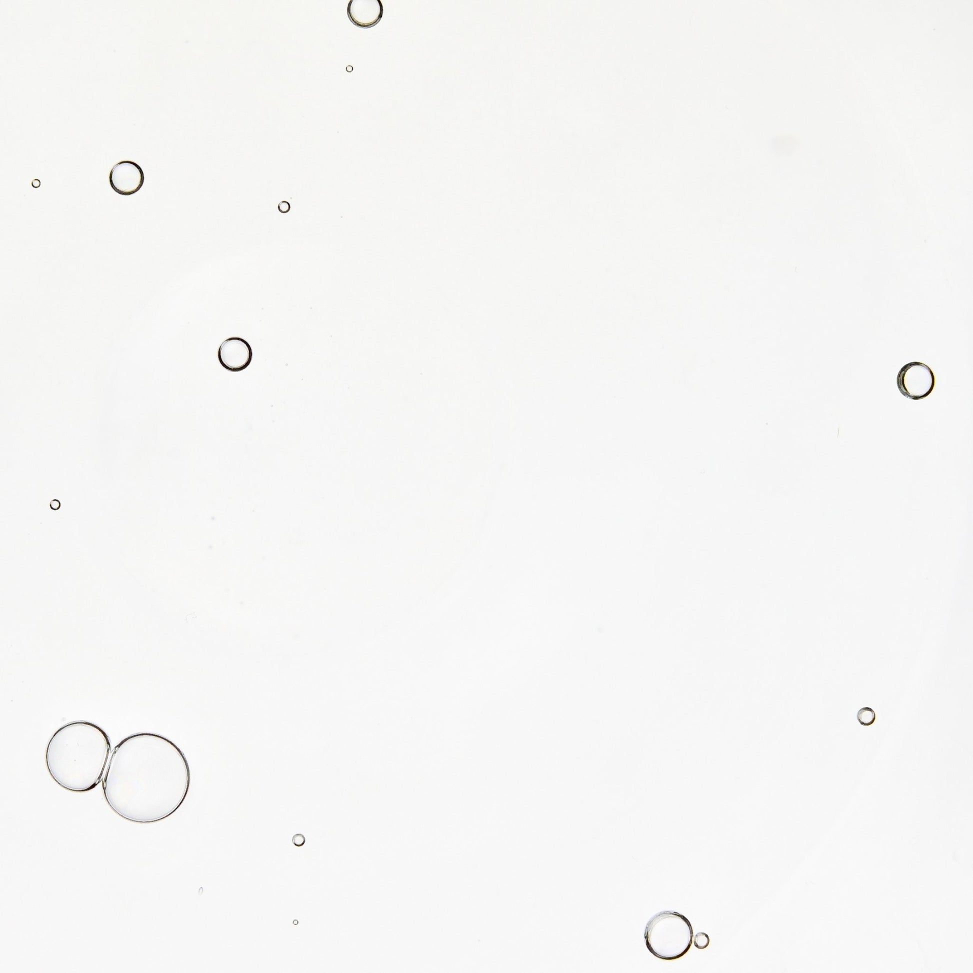 Nahaufnahme der klaren, transparenten, glatten Textur des mybiochoice Bio Rosmarin-Essenzöls mit Bläschen.
