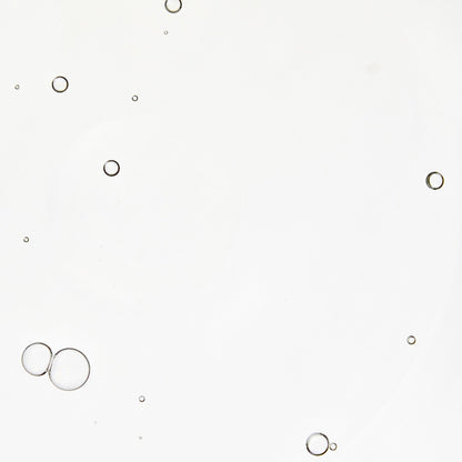 Nahaufnahme der klaren, transparenten, glatten Textur des mybiochoice Bio Rosmarin-Essenzöls mit Bläschen.