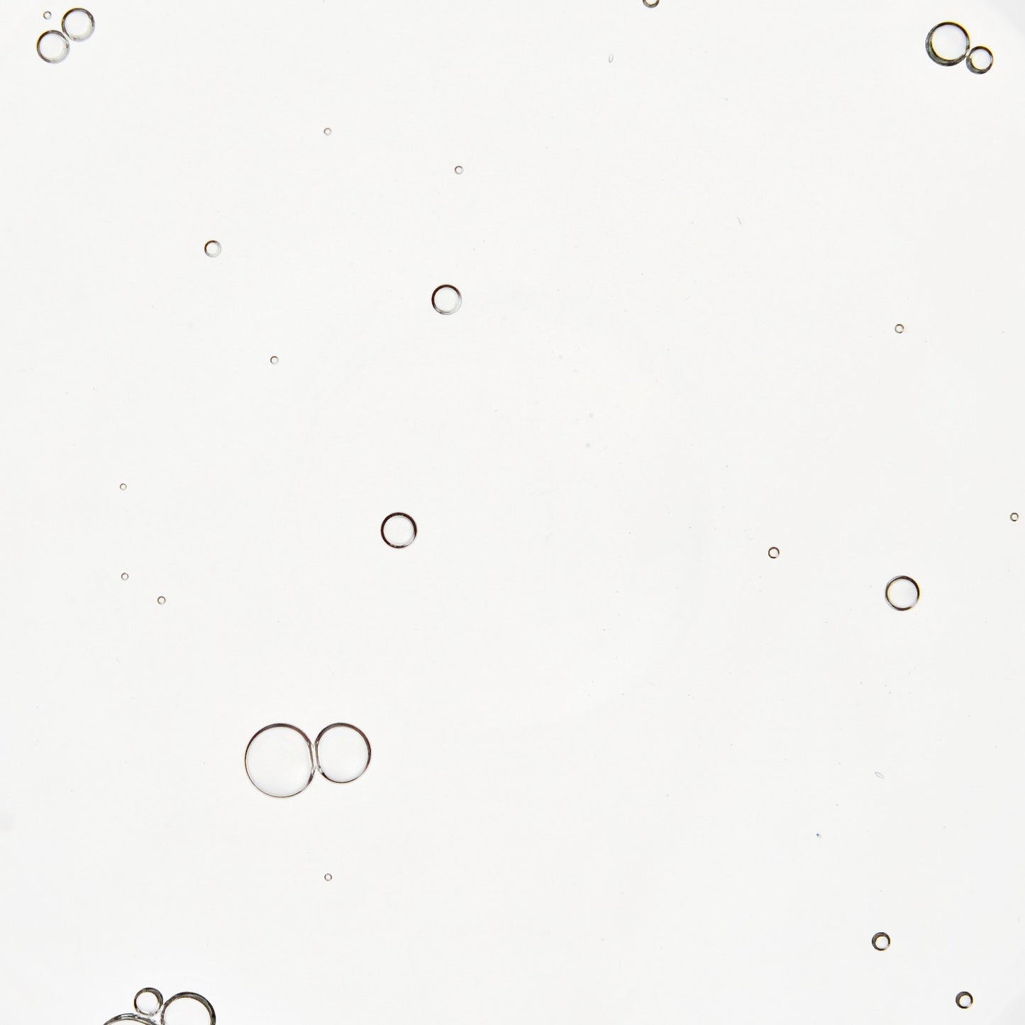 Nahaufnahme der klaren, transparenten, glatten Textur des mybiochoice Bio Teebaumöls mit Bläschen.