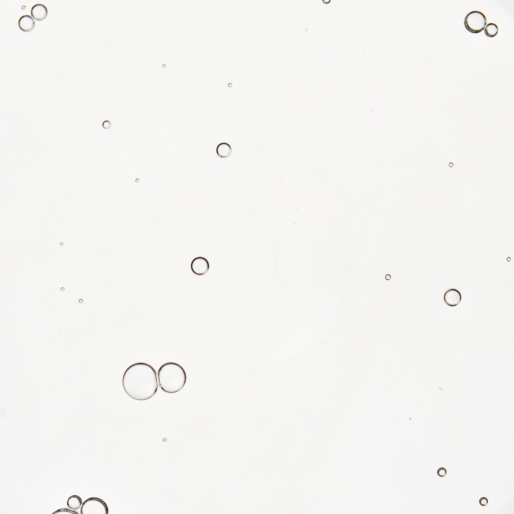 Nahaufnahme der klaren, transparenten, glatten Textur des mybiochoice Bio Teebaumöls mit Bläschen.