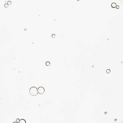 Nahaufnahme der klaren, transparenten, glatten Textur des mybiochoice Bio Teebaumöls mit Bläschen.