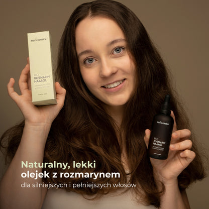 Kobieta trzymająca olejek rozmarynowy mybiochoice – naturalna pielęgnacja dla mocniejszych włosów.