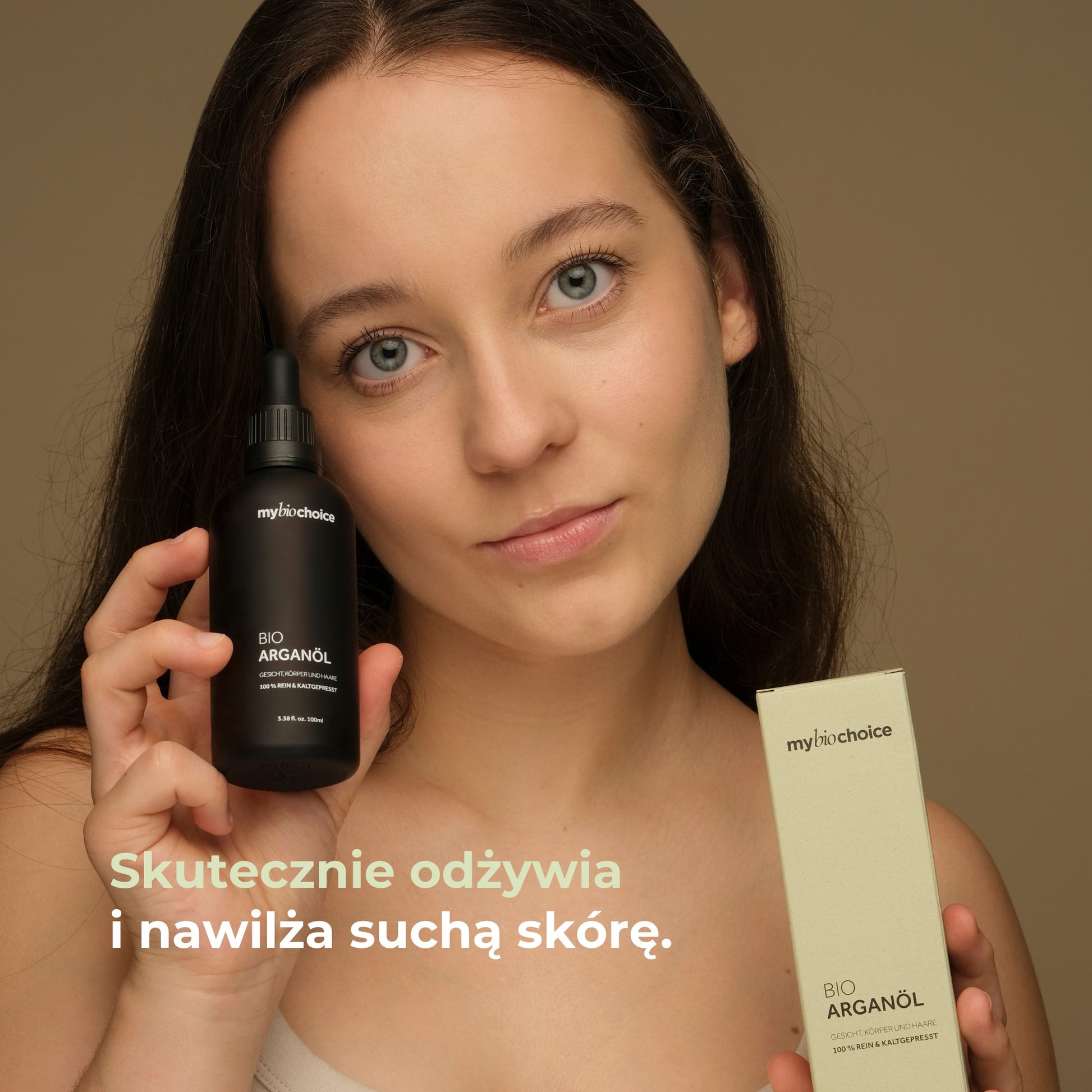 Kobieta trzymająca olejek arganowy wraz z opakowaniem mybiochoice – nawilżenie i odżywienie suchej skóry.