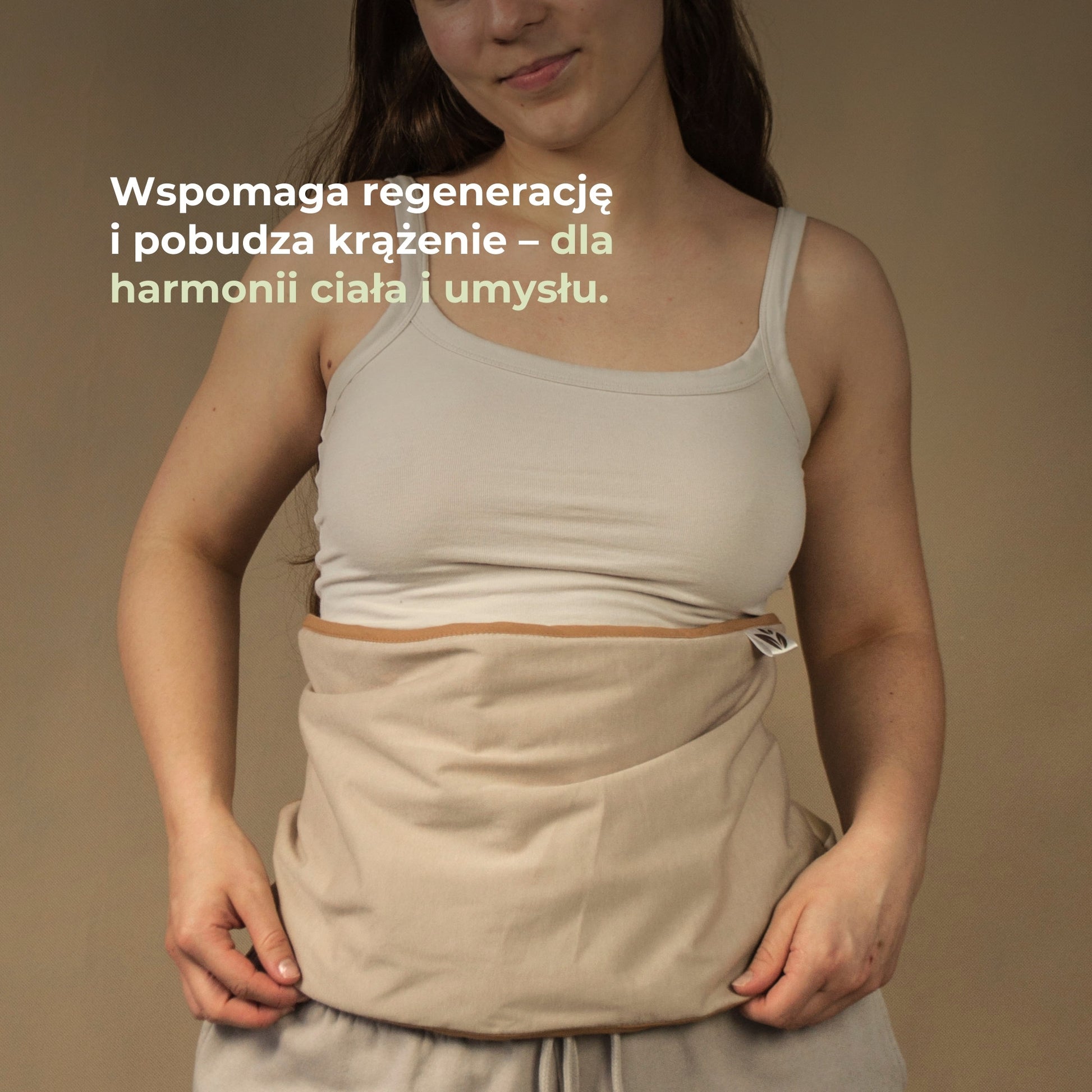 Kobieta z opaską z oleju rycynowego na brzuchu – wspomaga regenerację i pobudza krążenie.