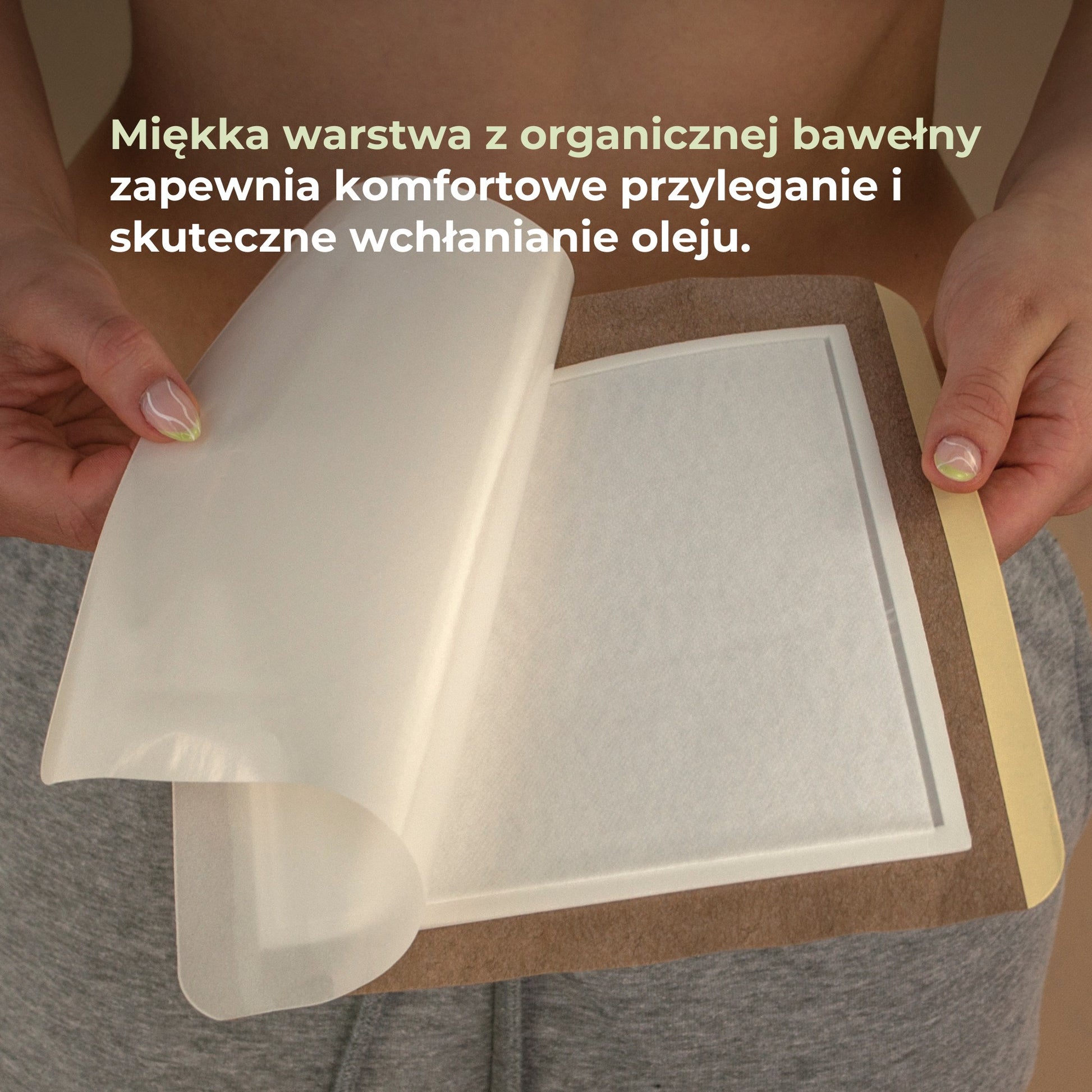 Plaster do okładów z olejem rycynowym z miękką warstwą z organicznej bawełny zapewniającą wygodne przyleganie.