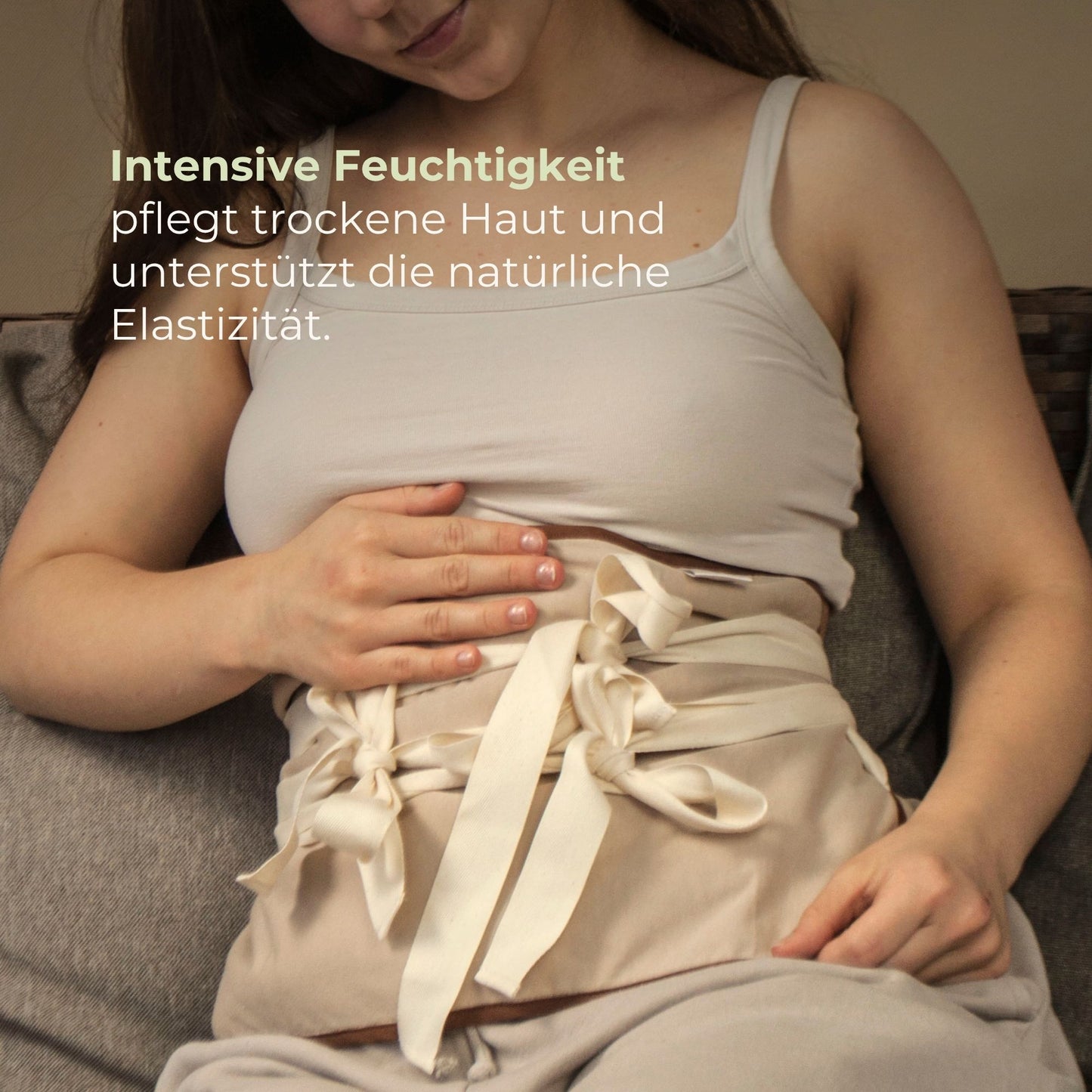 Frau entspannt mit einem gebundenen Rizinusöl-Wickel – intensive Feuchtigkeitspflege für trockene Haut und mehr Elastizität.