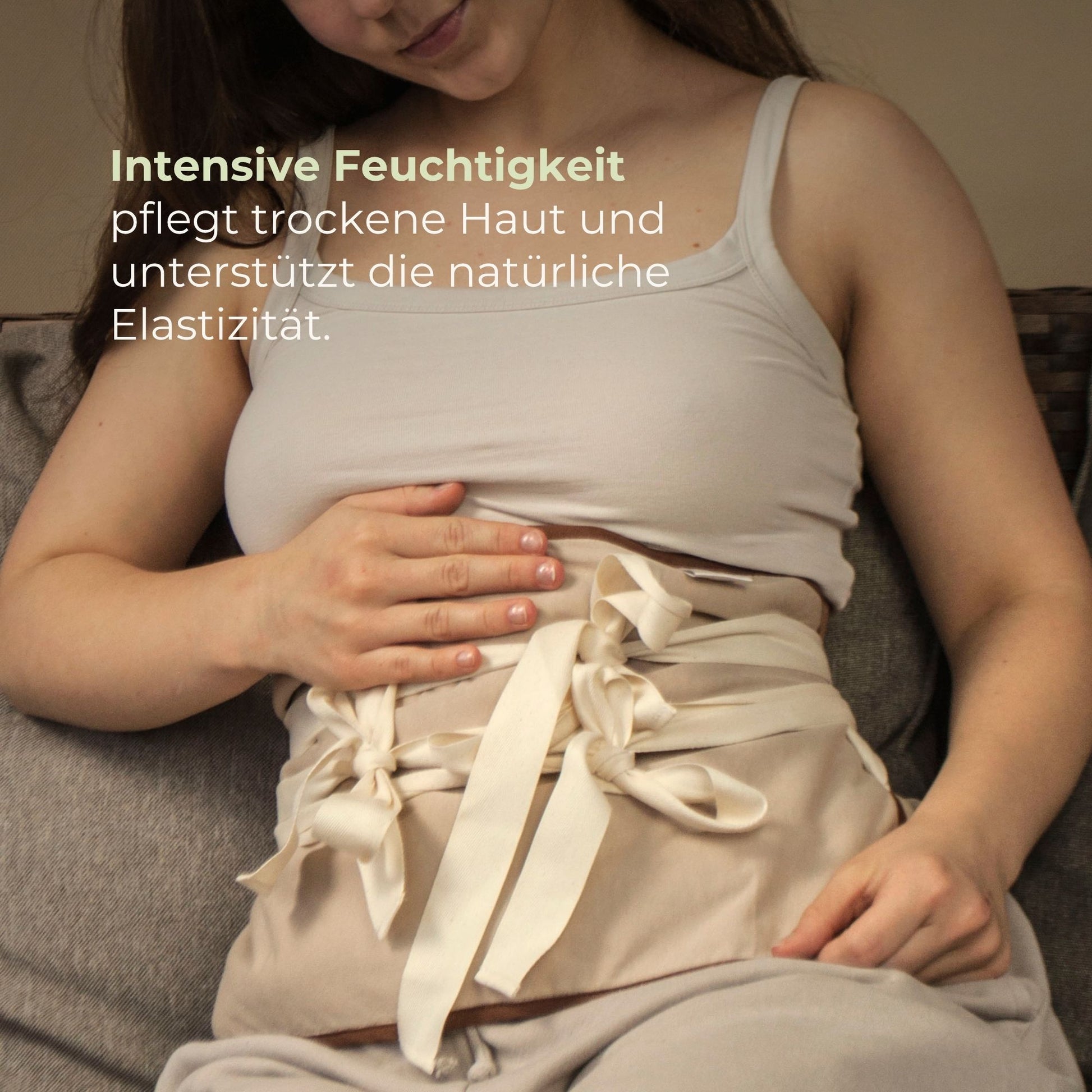 Frau entspannt mit einem gebundenen Rizinusöl-Wickel – intensive Feuchtigkeitspflege für trockene Haut und mehr Elastizität.