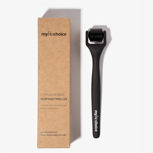 Stymulujący roller do skóry głowy mybiochoice z mikroigłami tytanowymi 0,5 mm w opakowaniu kartonowym na białym tle.